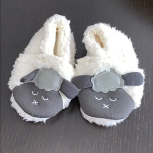 Baby slippers-sheep.